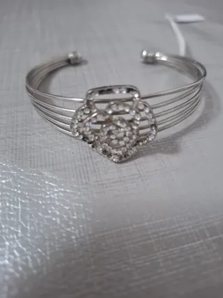 Pulsera esclava con diseño floral y pedrería