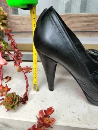 Décolleté nere con fiocco e catena
