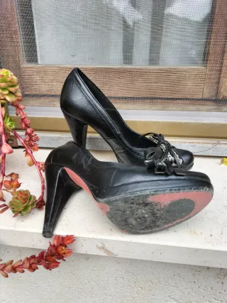 Décolleté nere con fiocco e catena