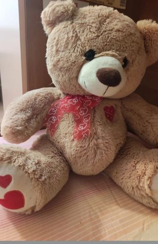 Orsacchiotto peluche marrone con fiocco rosso