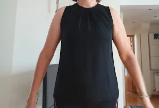 Blusa negra sin mangas