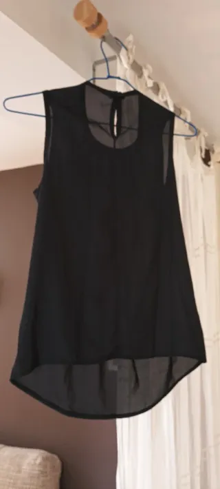 Blusa negra sin mangas