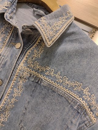 Cazadora vaquera bordada
