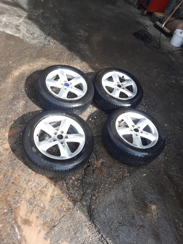 Llantas + Neumáticos Ford R16