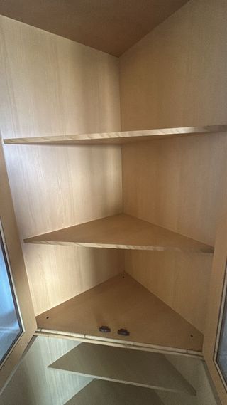 Mueble esquinero de bambú y cristal