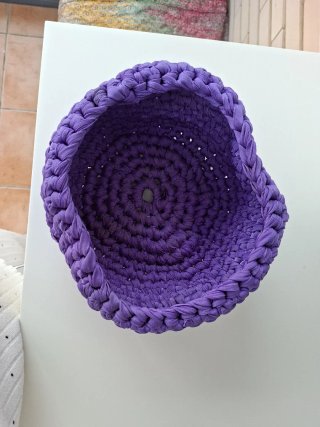 Cesta ganchillo morada tela