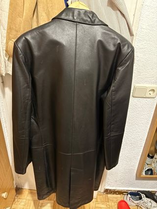 Gabardina larga de piel negra