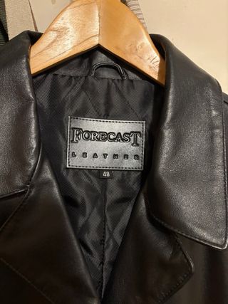 Gabardina larga de piel negra