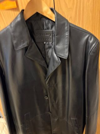 Gabardina larga de piel negra