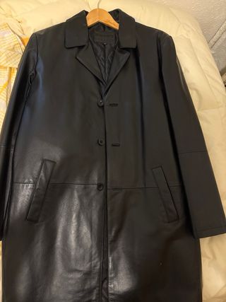 Gabardina larga de piel negra