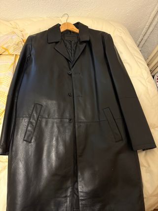 Gabardina larga de piel negra