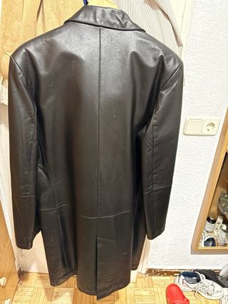 Gabardina larga de piel negra