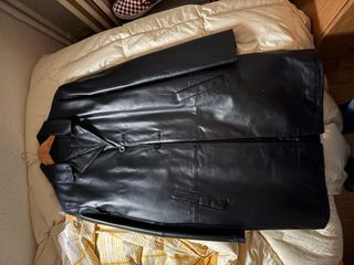 Gabardina larga de piel negra