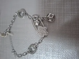 Pulsera plateada con charms