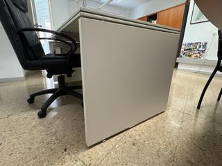 Scrivania moderna da ufficio con cassetti