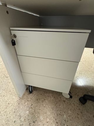 Scrivania moderna da ufficio con cassetti