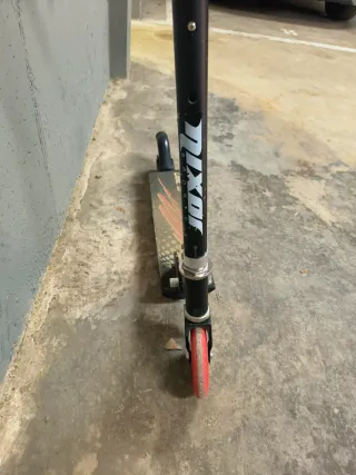 Patinete G-380 con ruedas rojas