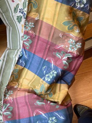 Caídas de cortinas con estampado floral