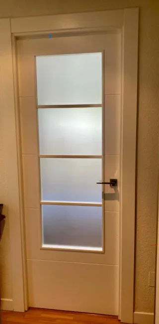 Puerta interior moderna con cristal