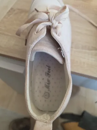 Zapatos beige con cordones. No son de marca.