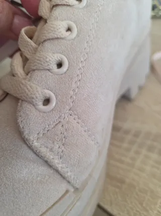 Zapatos beige con cordones. No son de marca.