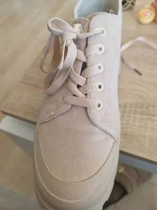 Zapatos beige con cordones. No son de marca.