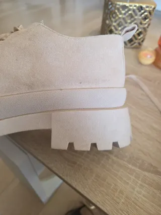 Zapatos beige con cordones. No son de marca.