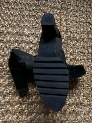 Botines tacón mujer negros y verdes.