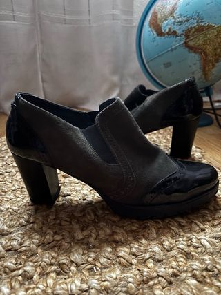 Botines tacón mujer negros y verdes.