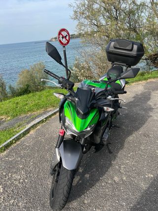 Kawasaki Z900 Verde/Plata Manual