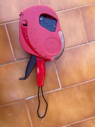 Etiquetadora Apli con rollos de etiquetas