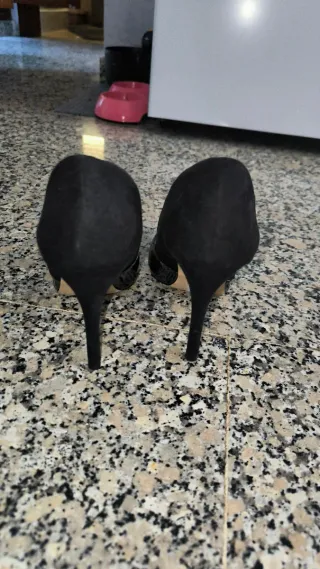 Zapatos de tacón negros para mujer