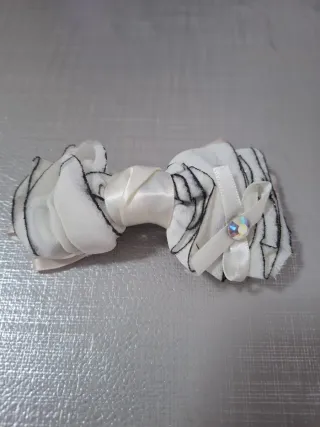 Pinza de pelo con flor y pedrería