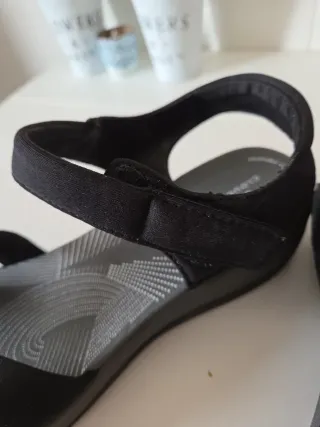 Sandalias CLARKS MUJER NEGRAS. NUEVAS
