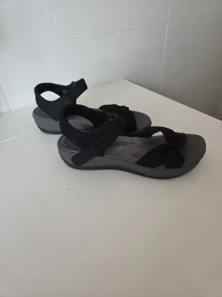 Sandalias CLARKS MUJER NEGRAS. NUEVAS