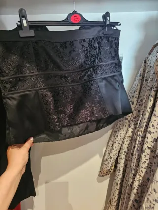 Falda negra satinada y corpiño