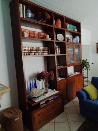 Libreria componibile in legno e vetro