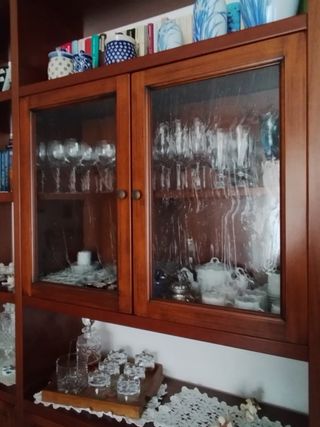 Libreria componibile in legno e vetro