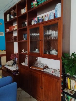 Libreria componibile in legno e vetro