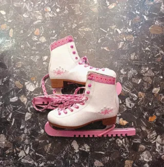 Patines de hielo blancos y rosas