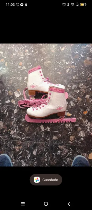 Patines de hielo blancos y rosas