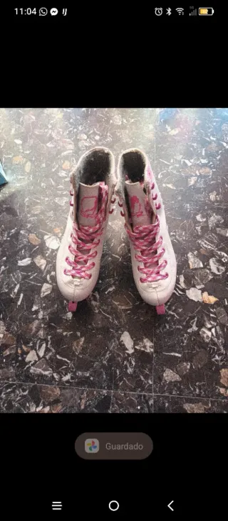 Patines de hielo blancos y rosas