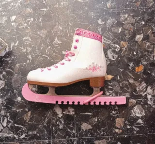 Patines de hielo blancos y rosas