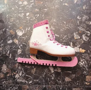 Patines de hielo blancos y rosas