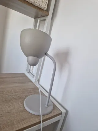 Lámpara de escritorio gris