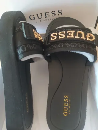 Sandalias Guess Negras y Doradas
