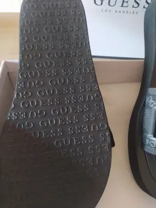 Sandalias Guess Negras y Doradas
