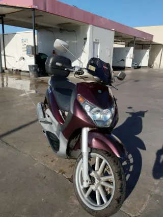Piaggio Maxi Scooter Negra/Morada
