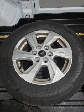 Llantas Ford Transit 16 con neumáticos