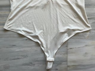 Body blanco roto con botones dorados H&M